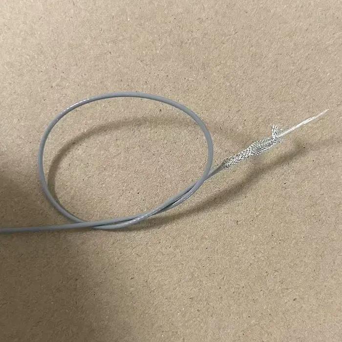 Câble coaxial RF1.13mm ultra flexible et mince pour systèmes de sécurité vidéo autoradios et DVR en cuivre plaqué argent 600V 200°C