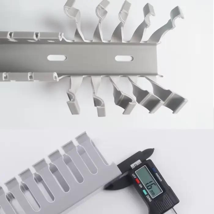 Conduit de câblage en PVC sous le bureau pour la gestion des câbles à fente ouverte pour un bureau élégant et organisé
