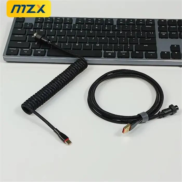 Câble USB multicolore enroulé