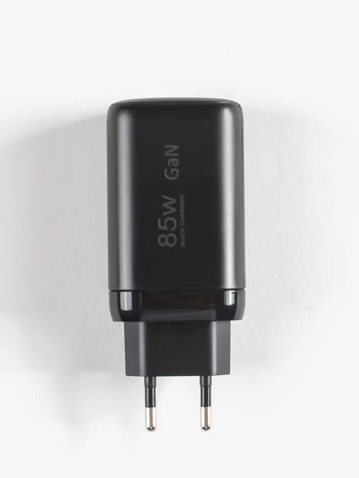 Un système de charge super rapide à trois ports avec une puissance totale de 85 W